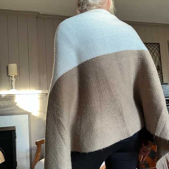 Ladies shawl, wrap, shrug acrylic sweater with zipper in cream and taupe shades - Picture 4 of 5